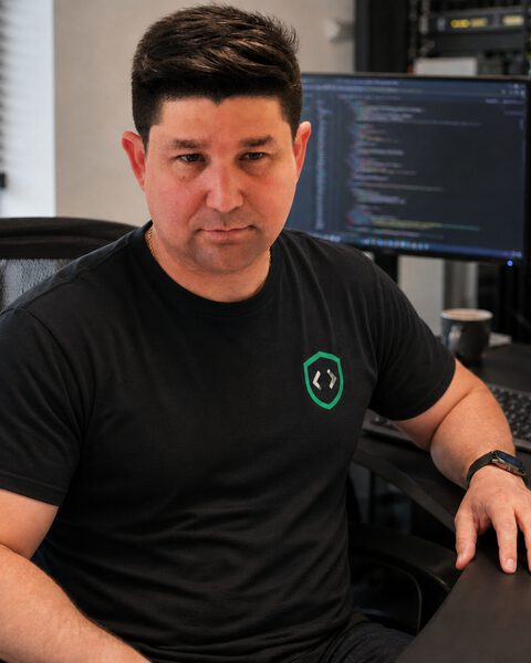 Elier Rivero Pérez, fundador y responsable técnico de Blindea, en su puesto de trabajo
